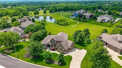 $950,000 | 11775 Northwest 81 Street, Parkville, MO 64152