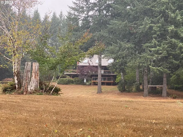 a view of a outdoor space with a house