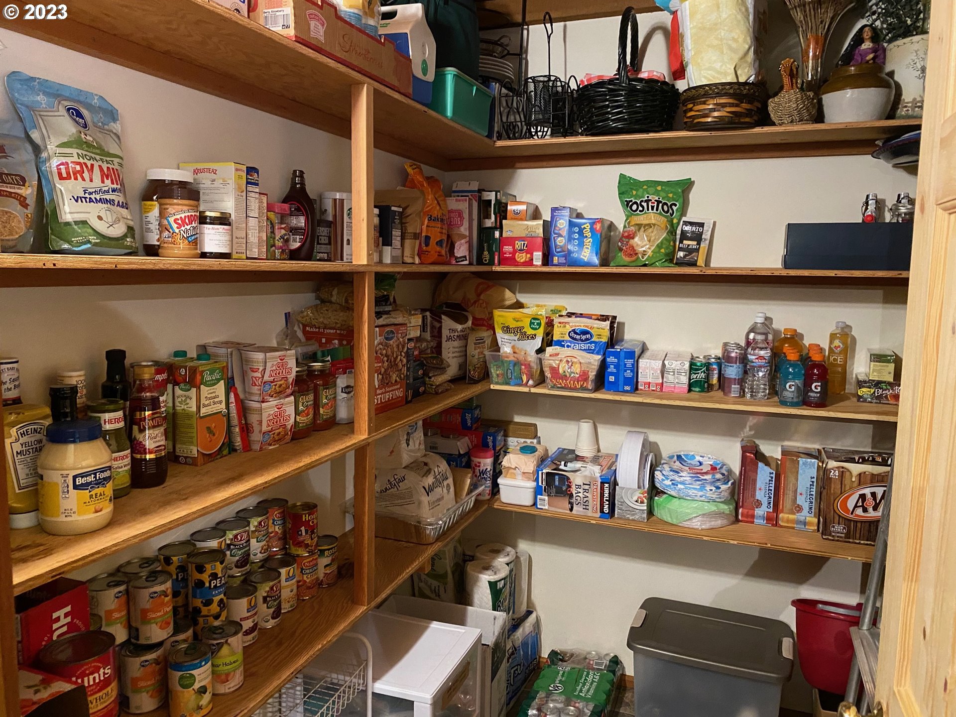 18156 Highway 36 Blachly, OR 97412 - Photo 10 of 48 a room with lots of different colored cloths