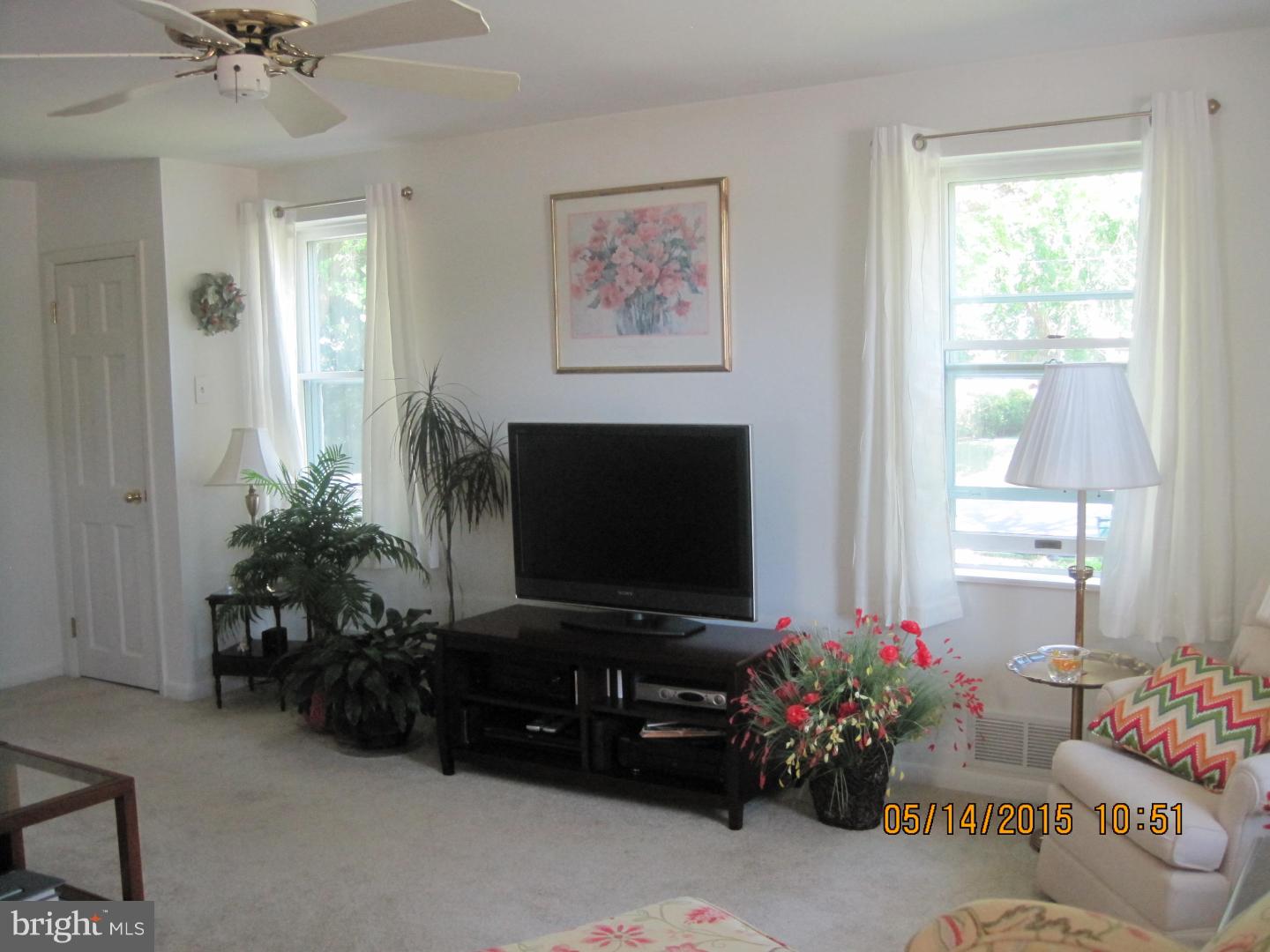 1036 Lamb Road Secane, PA 19018 - Photo 11 of 23 Living Room