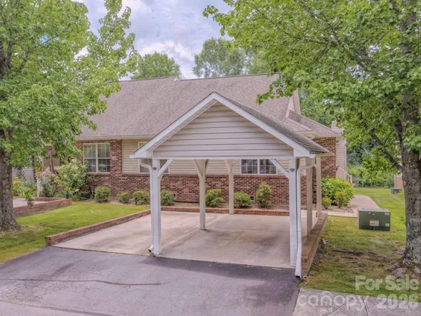 $375,000 | 39 North Creekside Court, Hendersonville, NC 28791