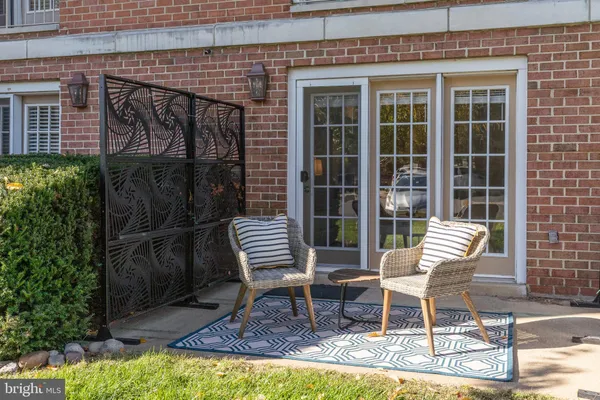 a chairs and a table in a backyard