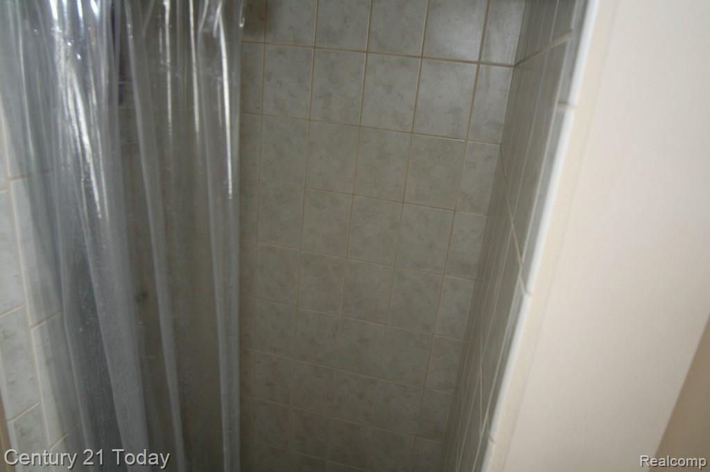 3669 Crooks Road Rochester, MI 48309 - Photo 30 of 36 STALL SHOWER IN THIRD BATHROOM