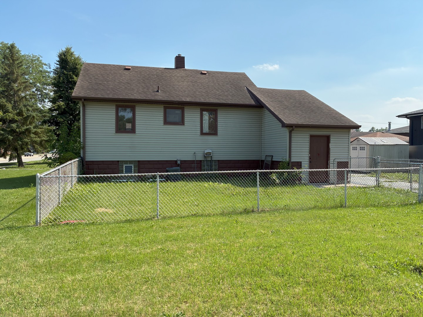 10800 South Ridgeland Avenue Worth, IL 60482 - Photo 3 of 4 a front view of a house with a yard