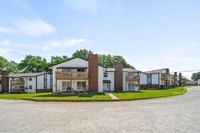 $975,000 | 1000 Twin Oaks Terrace, Harrisonville, MO 64701