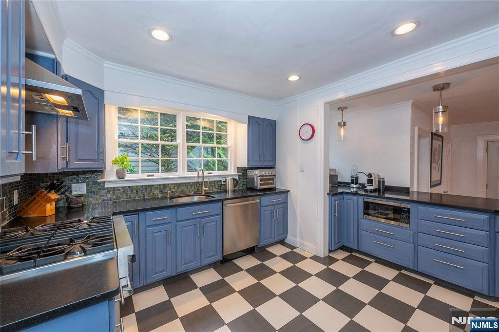 139 Glenwood Road Ridgewood, NJ 07450 - Photo 3 of 41