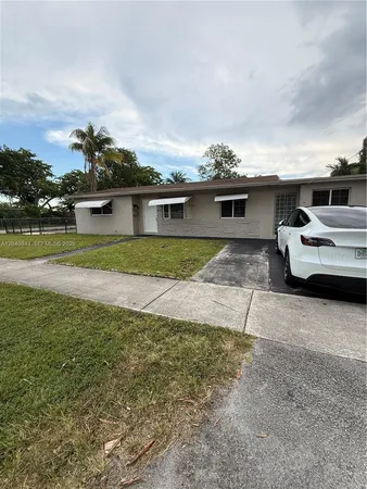 $2,600 | 300 Southwest 9th Avenue, Unit A, Hallandale Beach, FL 33009