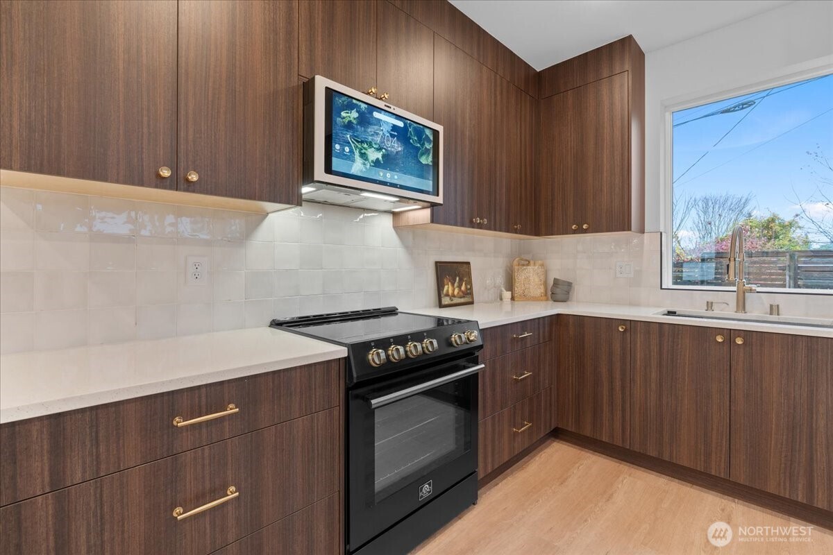 4106 49th Avenue Southwest Seattle, WA 98116 - Photo 5 of 17