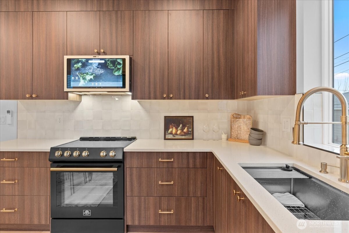 4106 49th Avenue Southwest Seattle, WA 98116 - Photo 6 of 17