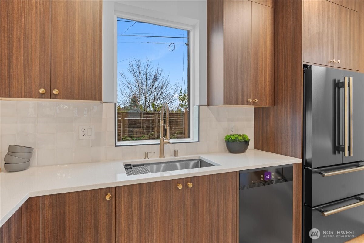 4106 49th Avenue Southwest Seattle, WA 98116 - Photo 7 of 17