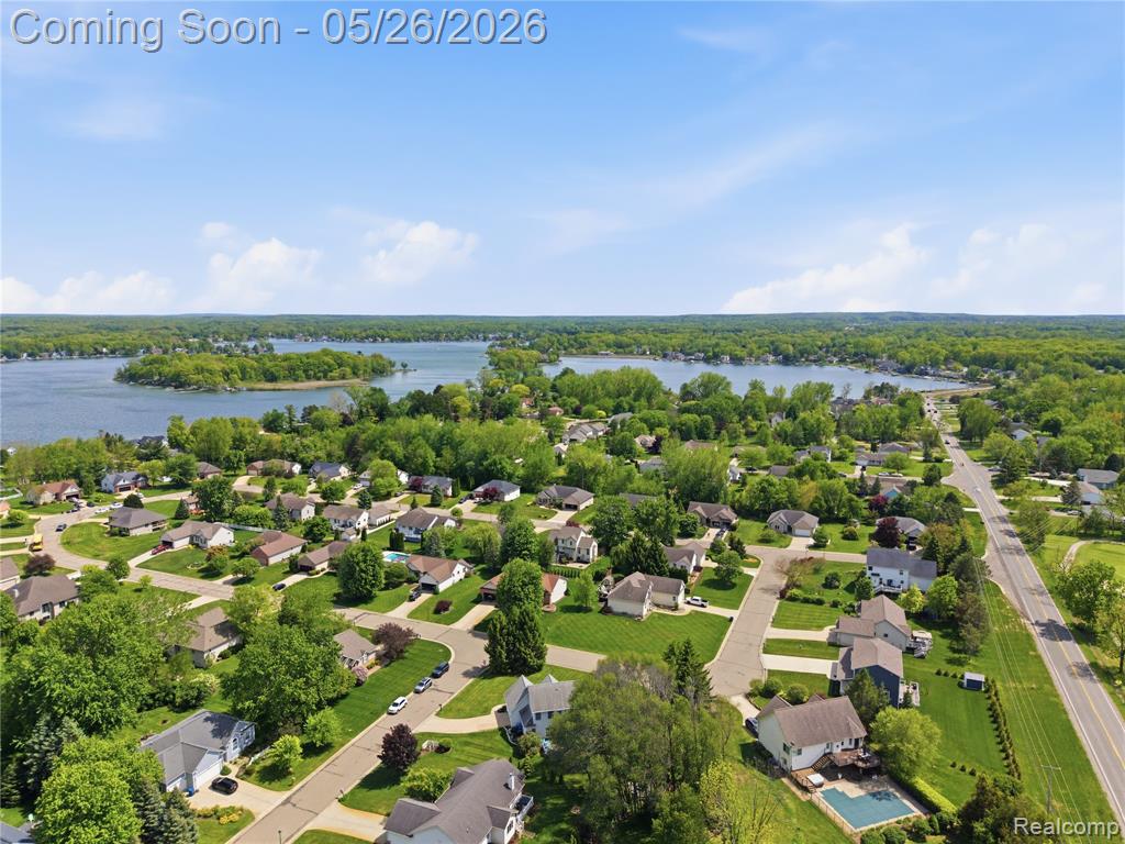 2389 Golfview Circle Fenton, MI 48430 - Photo 3 of 46