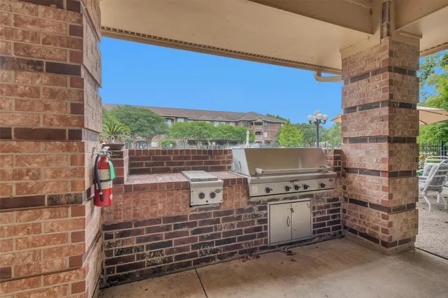 $209,000 | 2815 Kings Crossing Drive, Unit 102, Houston, TX 77345