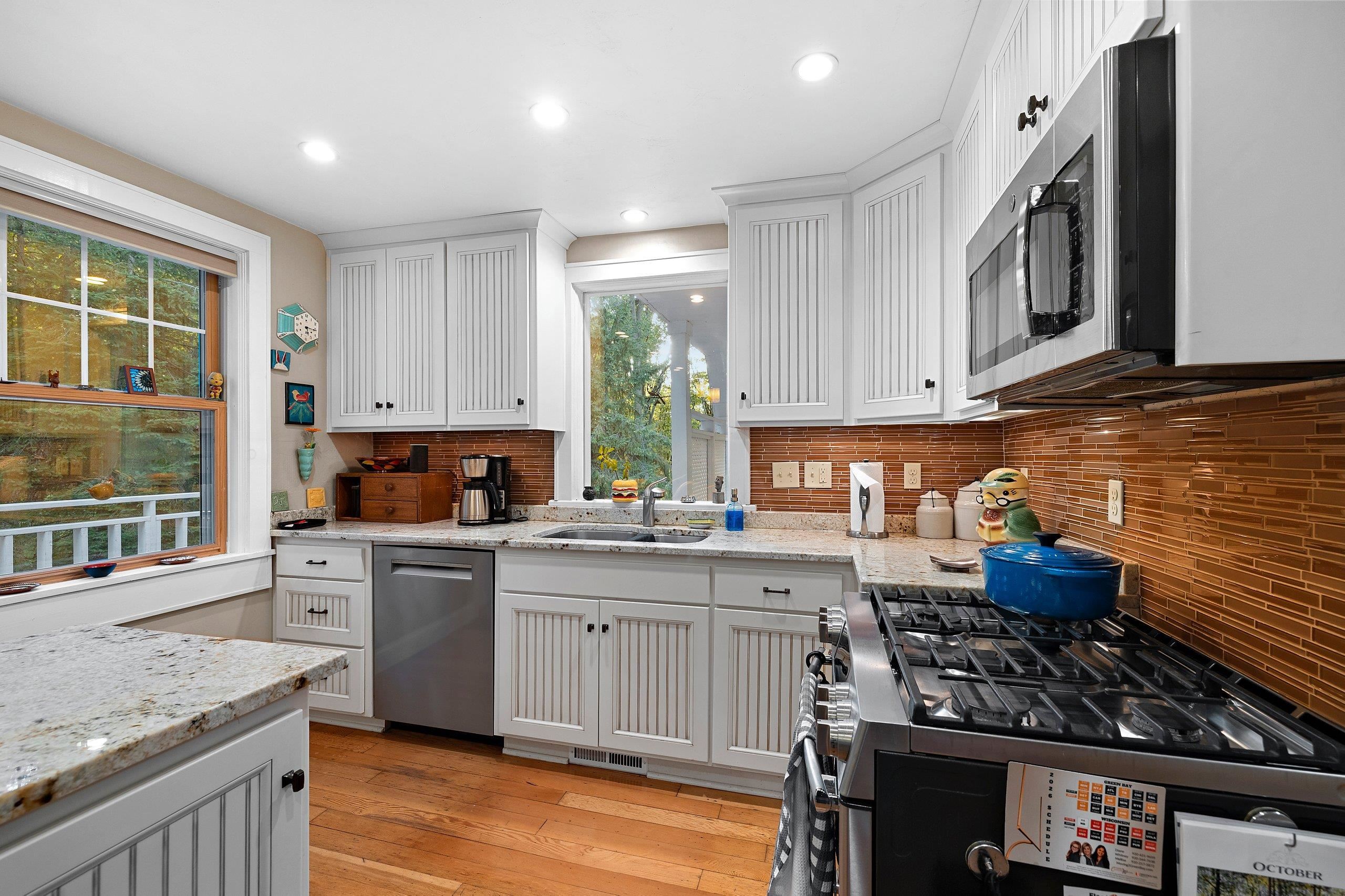 4569 Edgewater Beach Road Green Bay, WI 54311 - Photo 9 of 73 Gallery Image 9