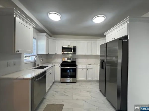 $3,000 | 196 2nd Street, Unit 1, Englewood, NJ 07631