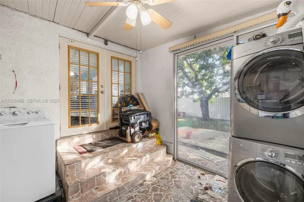 a view of a livingroom with washer and dryer