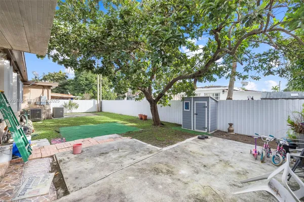 a view of a backyard