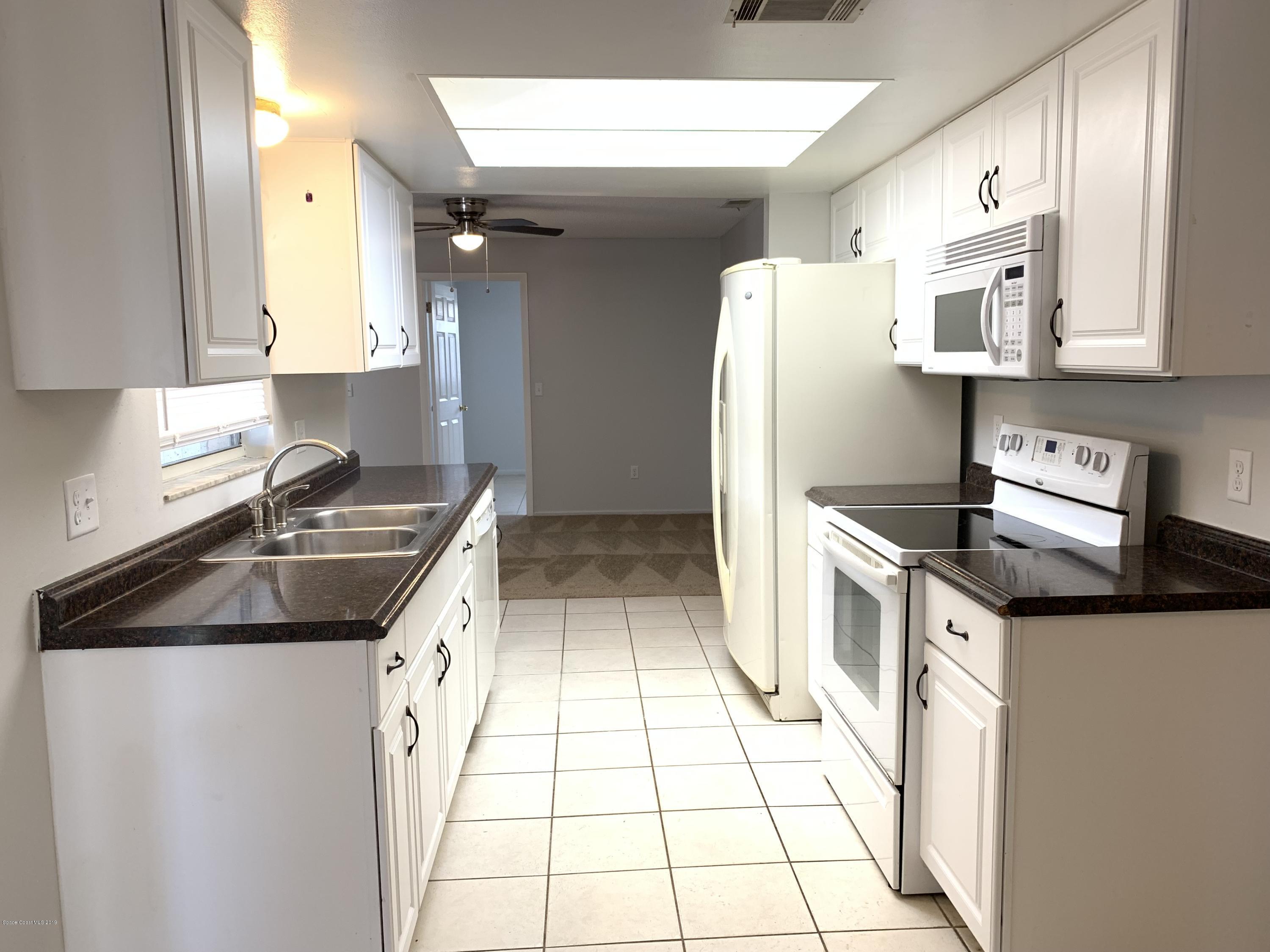 609 Croton Road Melbourne, FL 32935 - Photo 4 of 13 Kitchen