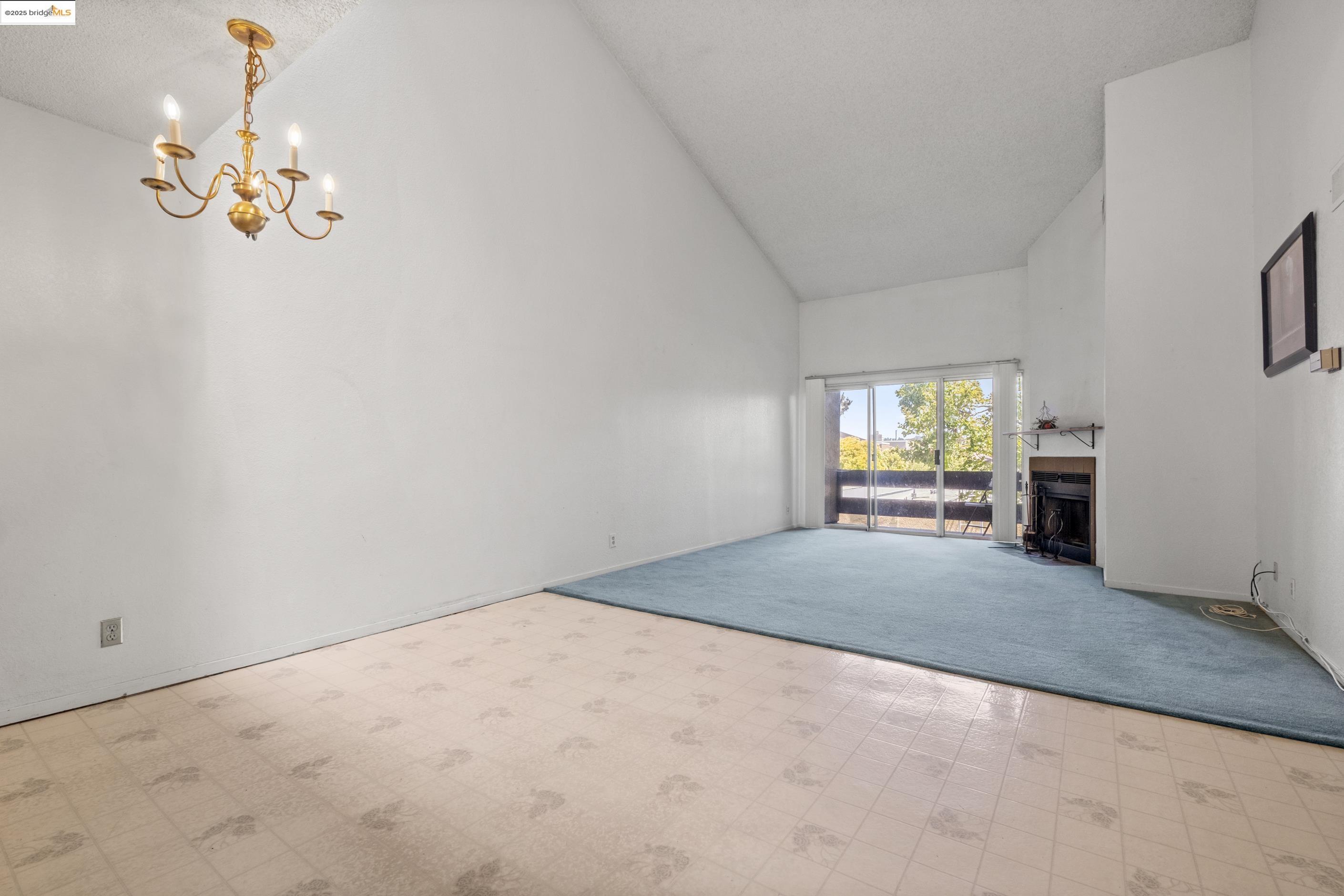 a view of empty room with window