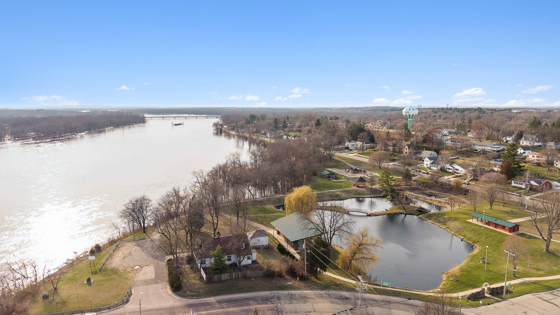 809 West Edgewater Street Portage, WI 53901 - Photo 3 of 36