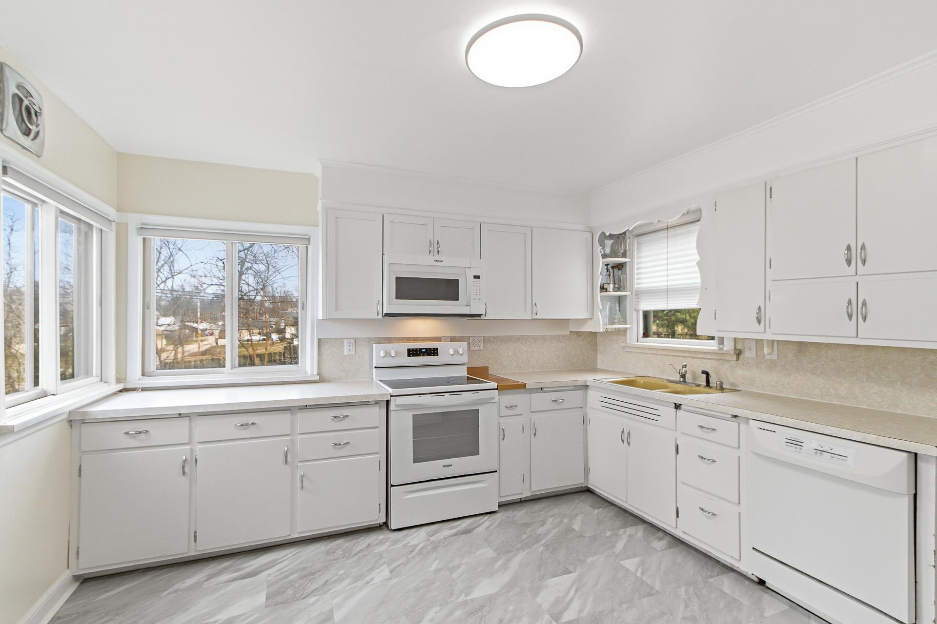 809 West Edgewater Street Portage, WI 53901 - Photo 4 of 36