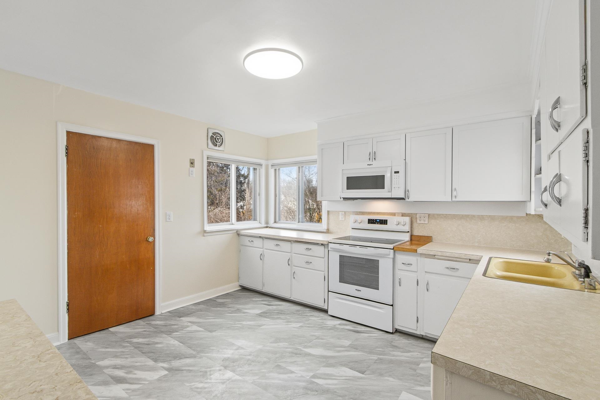 809 West Edgewater Street Portage, WI 53901 - Photo 5 of 36