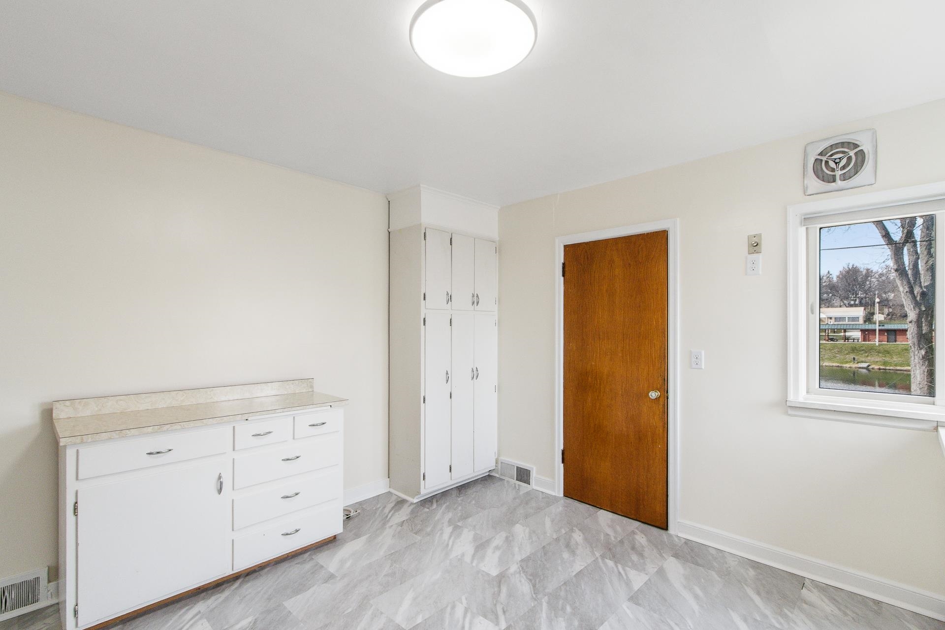 809 West Edgewater Street Portage, WI 53901 - Photo 6 of 36