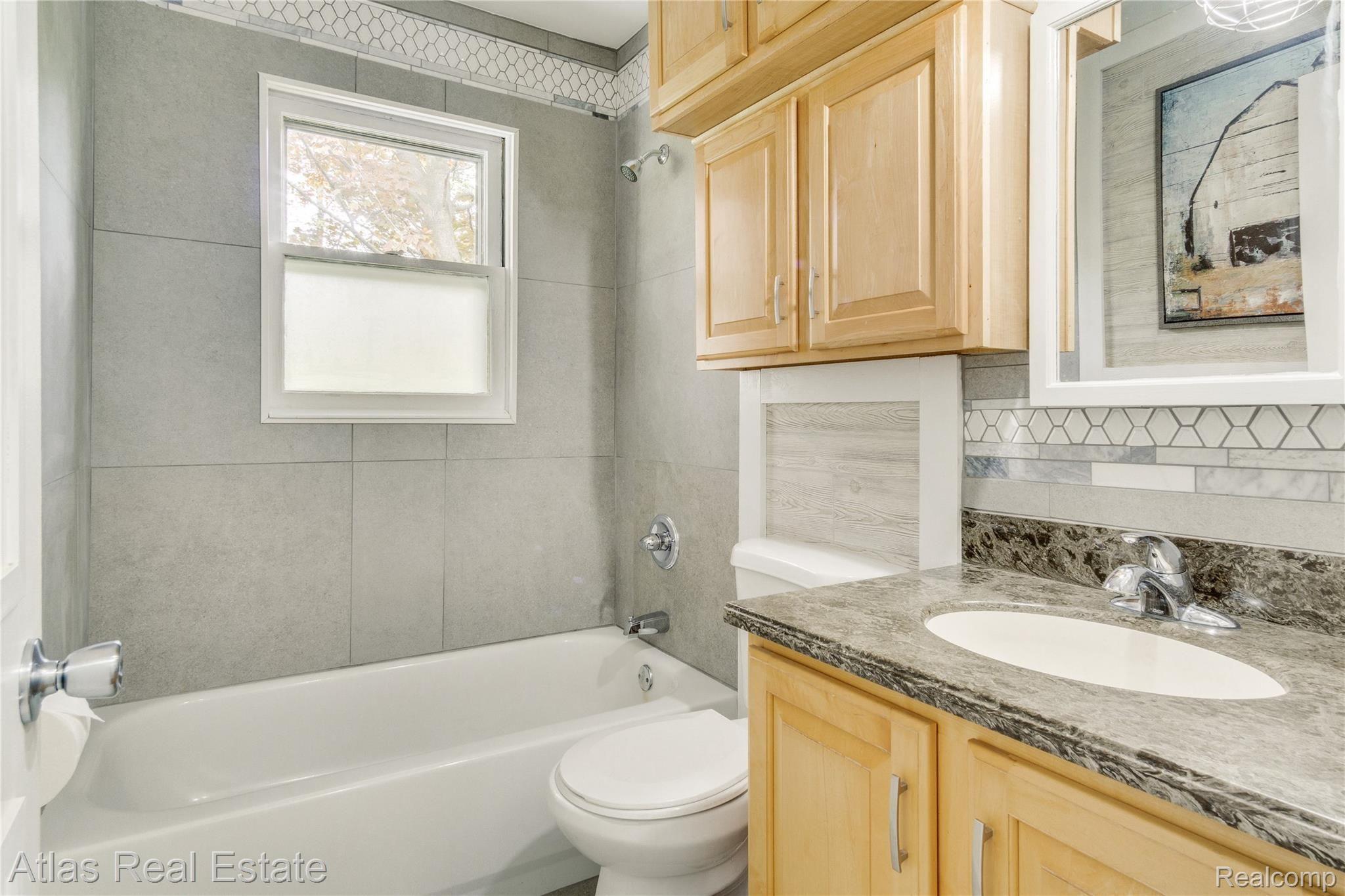 4266 North Belsay Road Flint, MI 48506 - Photo 25 of 32 Interiors (13 of 20).jpg