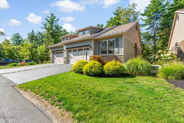 $469,900 | 10 Canterbury Lane, Bethlehem, NY 12054