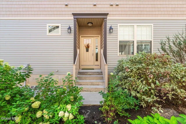 $469,900 | 10 Canterbury Lane, Bethlehem, NY 12054