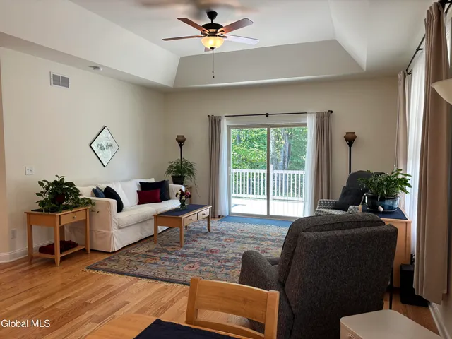 $469,900 | 10 Canterbury Lane, Bethlehem, NY 12054