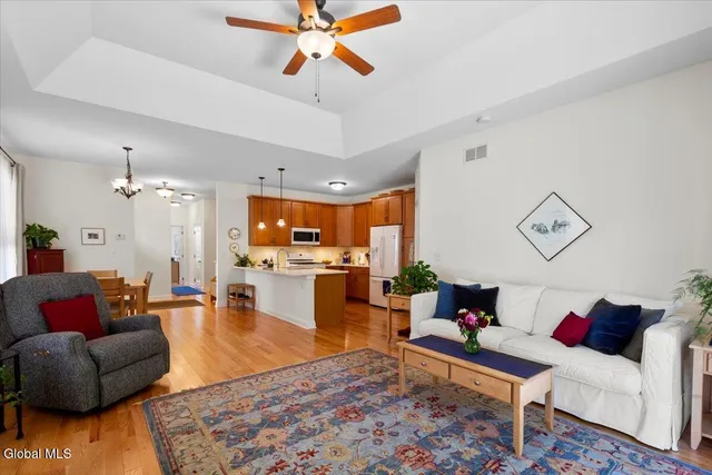 $469,900 | 10 Canterbury Lane, Bethlehem, NY 12054