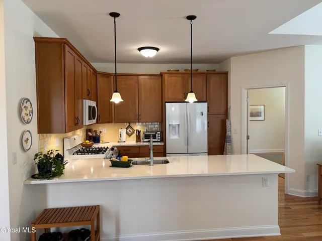 $469,900 | 10 Canterbury Lane, Bethlehem, NY 12054