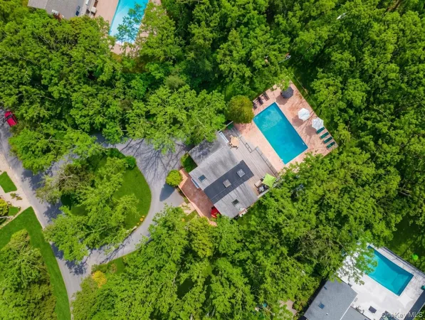 $2,495,000 | 44 Diane Drive, East Hampton, NY 11937