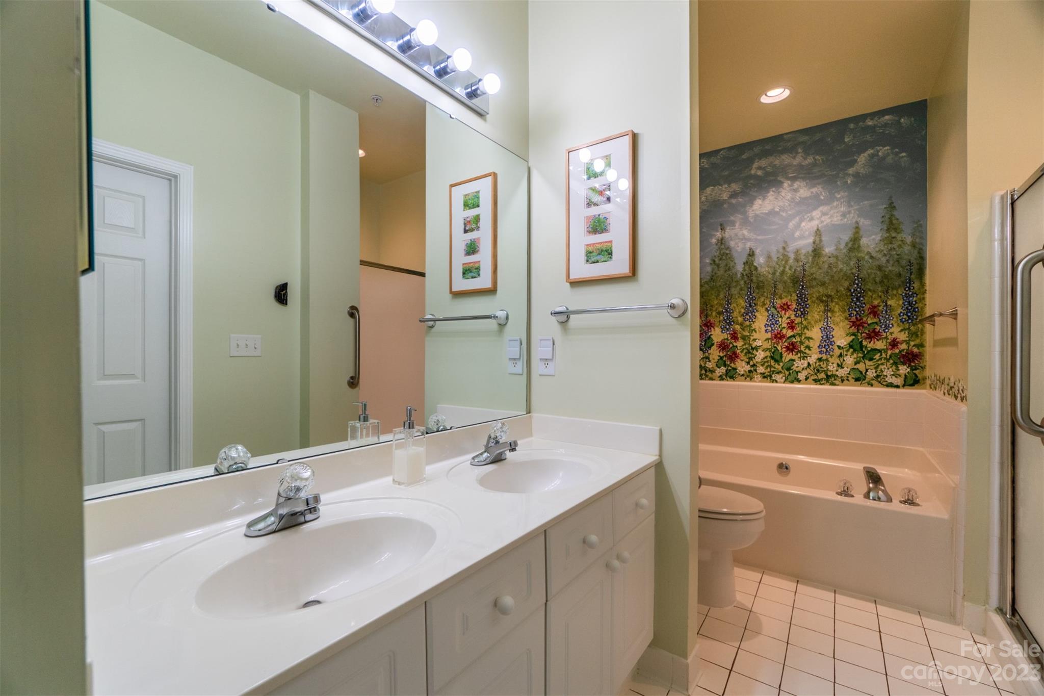 737 Peninsula Drive Davidson, NC 28036 - Photo 18 of 34 a bathroom with a bathtub a sink and mirror