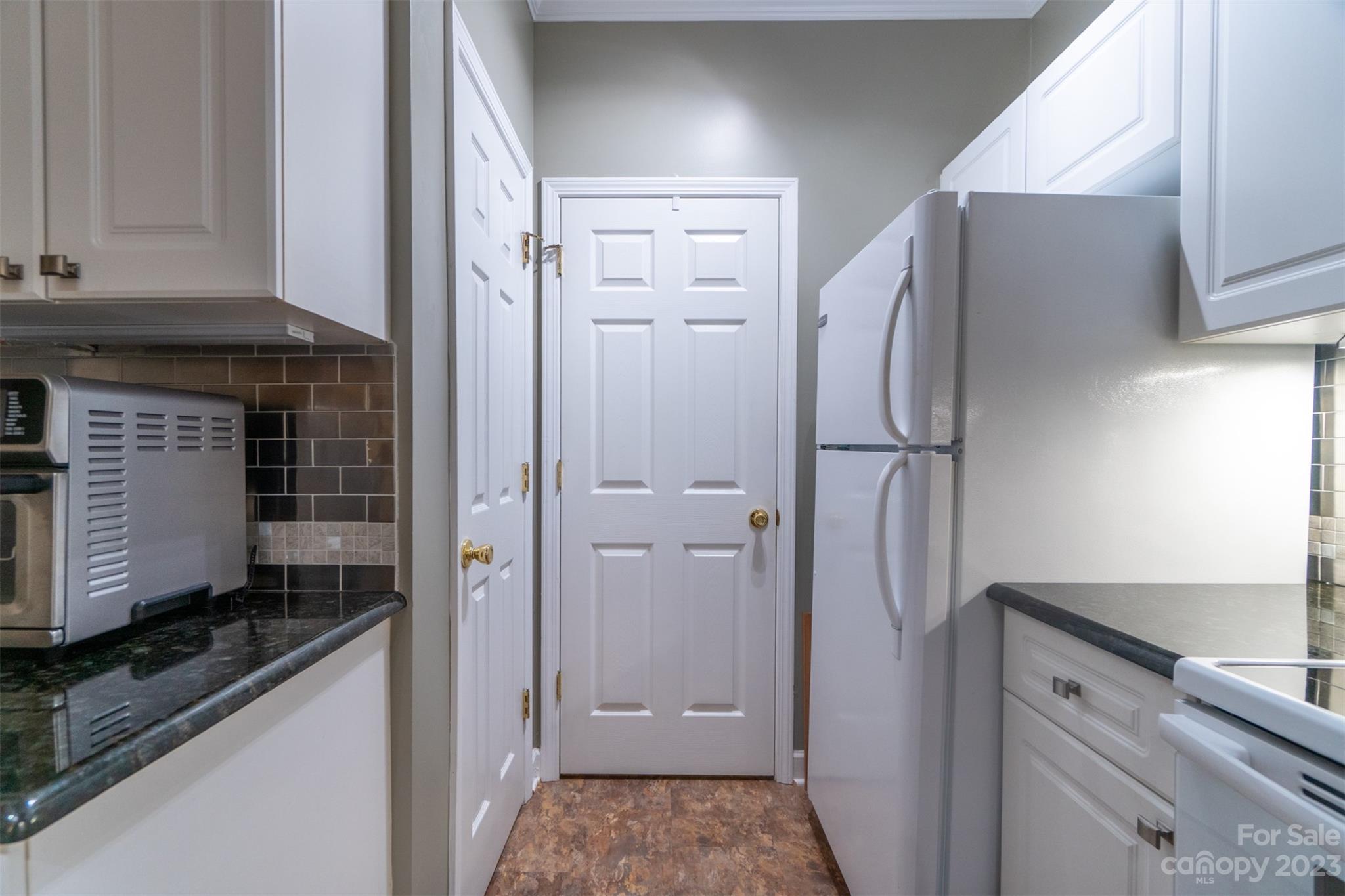 737 Peninsula Drive Davidson, NC 28036 - Photo 4 of 34 a view of walk in closet