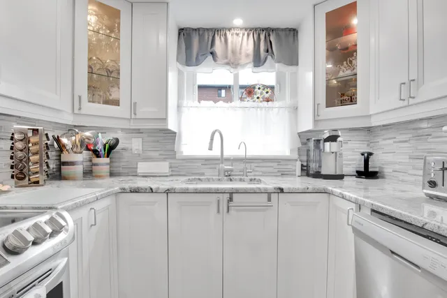 $224,900 | 7012 98th Street, Unit 1A, Chicago Ridge, IL 60415