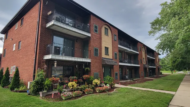 $224,900 | 7012 98th Street, Unit 1A, Chicago Ridge, IL 60415