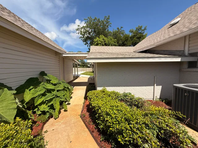 a view of an house with swimming pool and yard