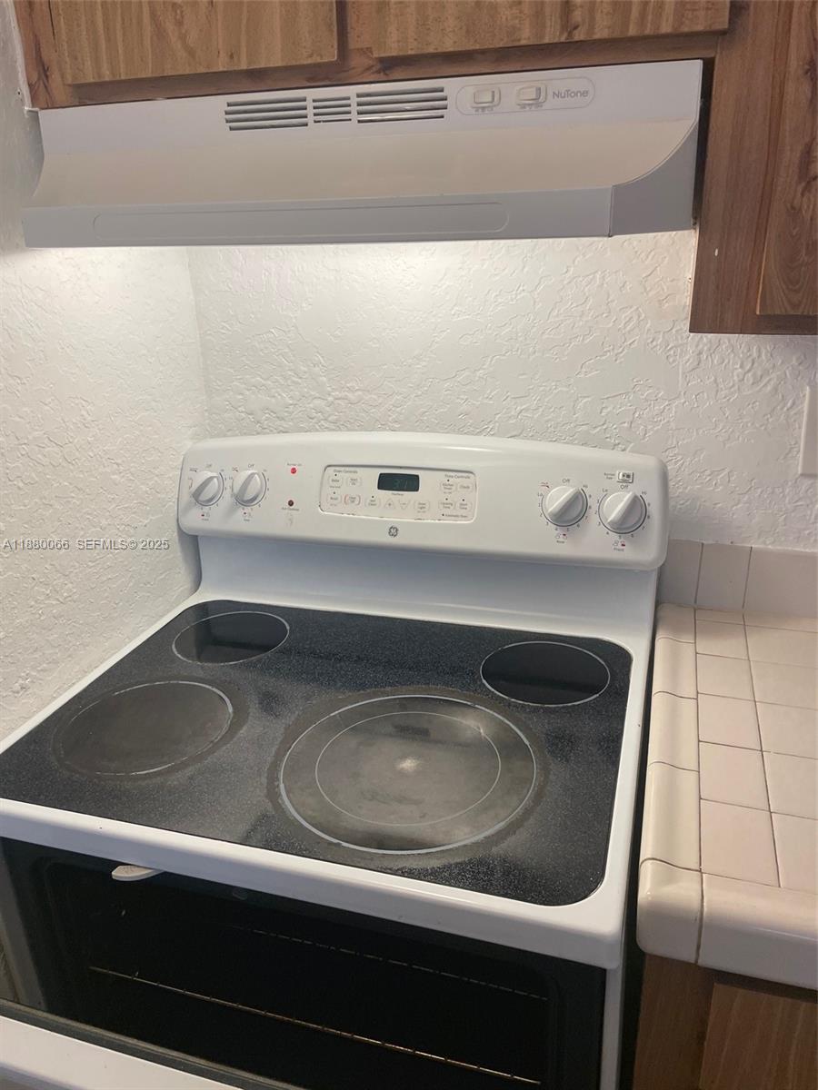 2401 Riverside Drive, Unit 203B Coral Springs, FL 33065 - Photo 23 of 38 Oven