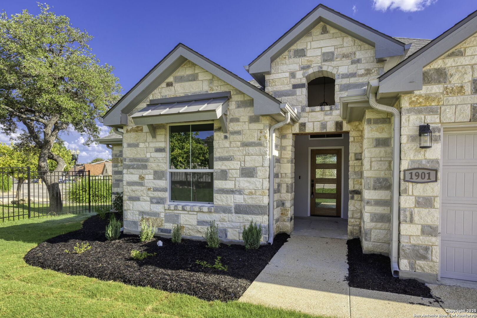 1901 Chateau Kerrville, TX 78028 - Photo 11 of 31