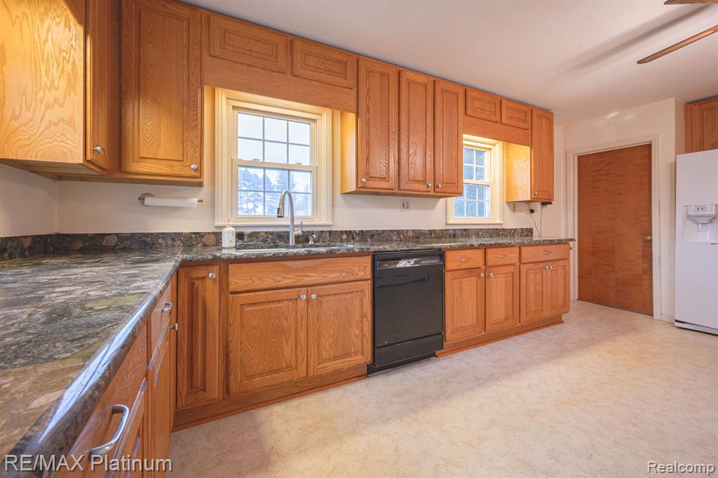 850 West Maple Road Milford, MI 48381 - Photo 11 of 34