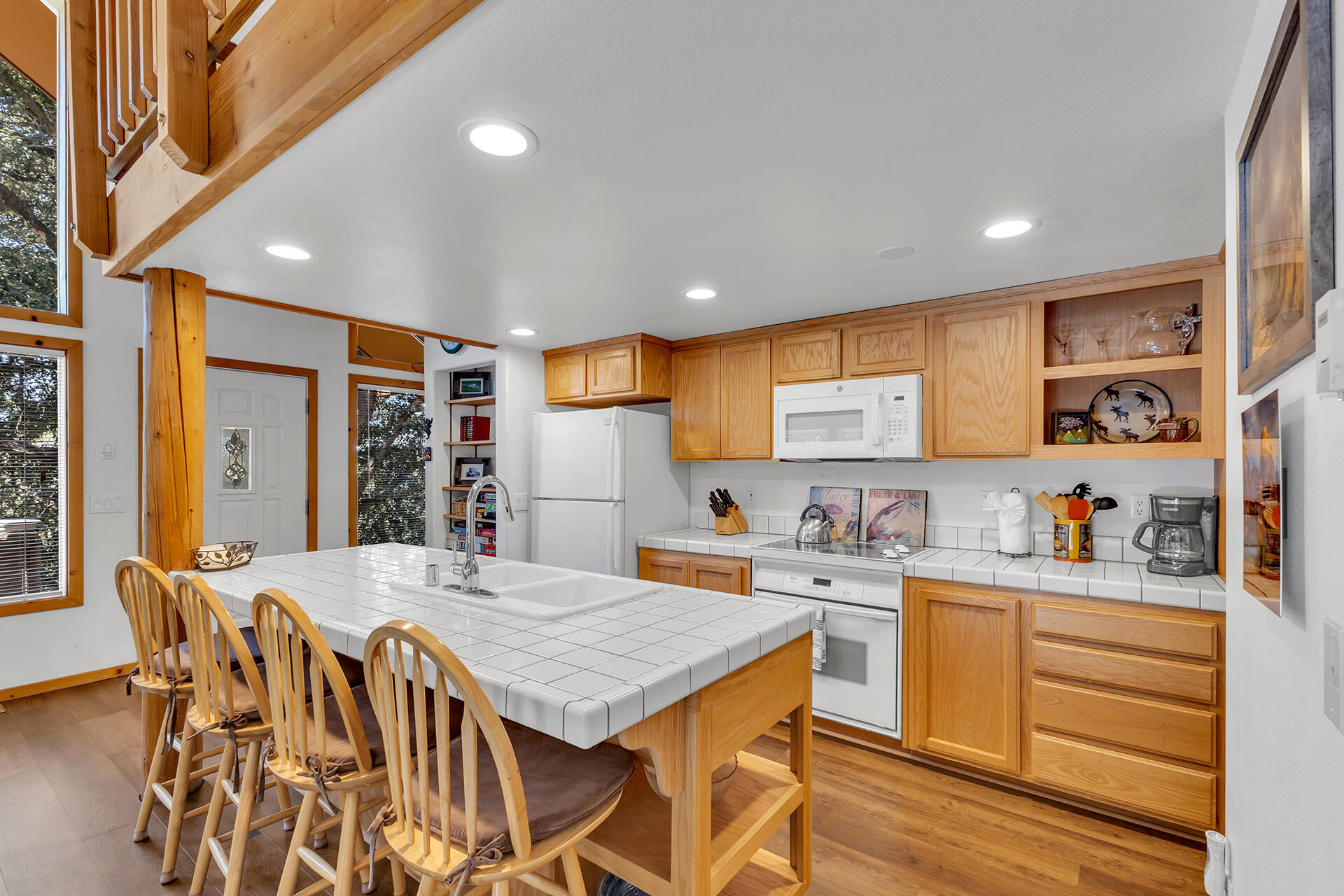 25860 Sunset View Drive Idyllwild, CA 92549 - Photo 14 of 48 Kitchen and Bar