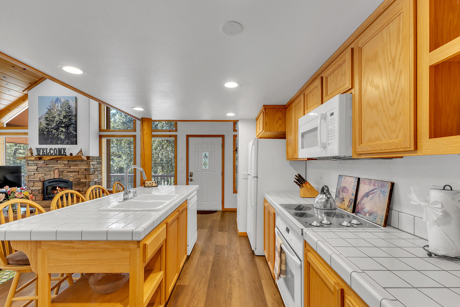 25860 Sunset View Drive Idyllwild, CA 92549 - Photo 18 of 48 Kitchen