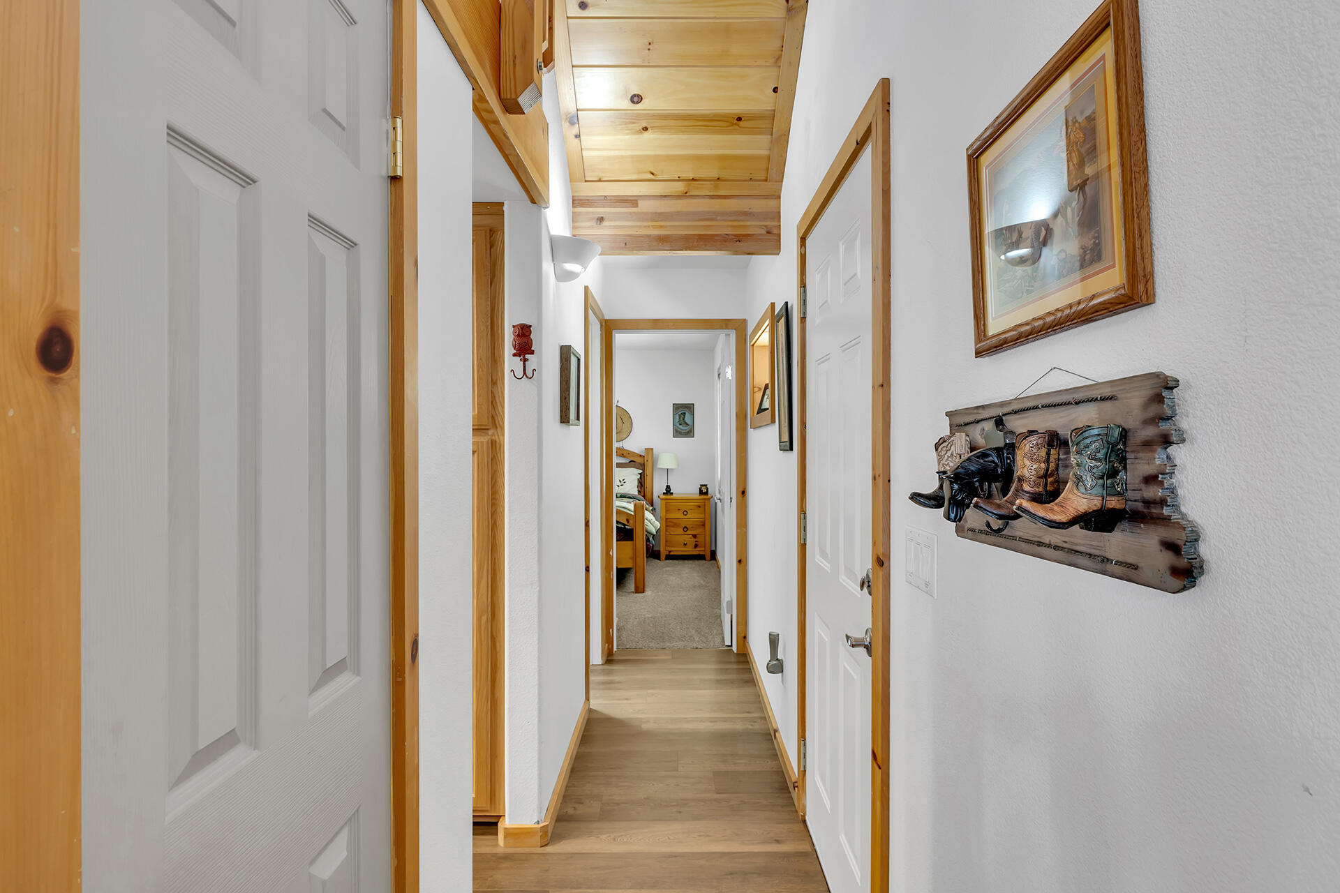 25860 Sunset View Drive Idyllwild, CA 92549 - Photo 19 of 48 Hallway