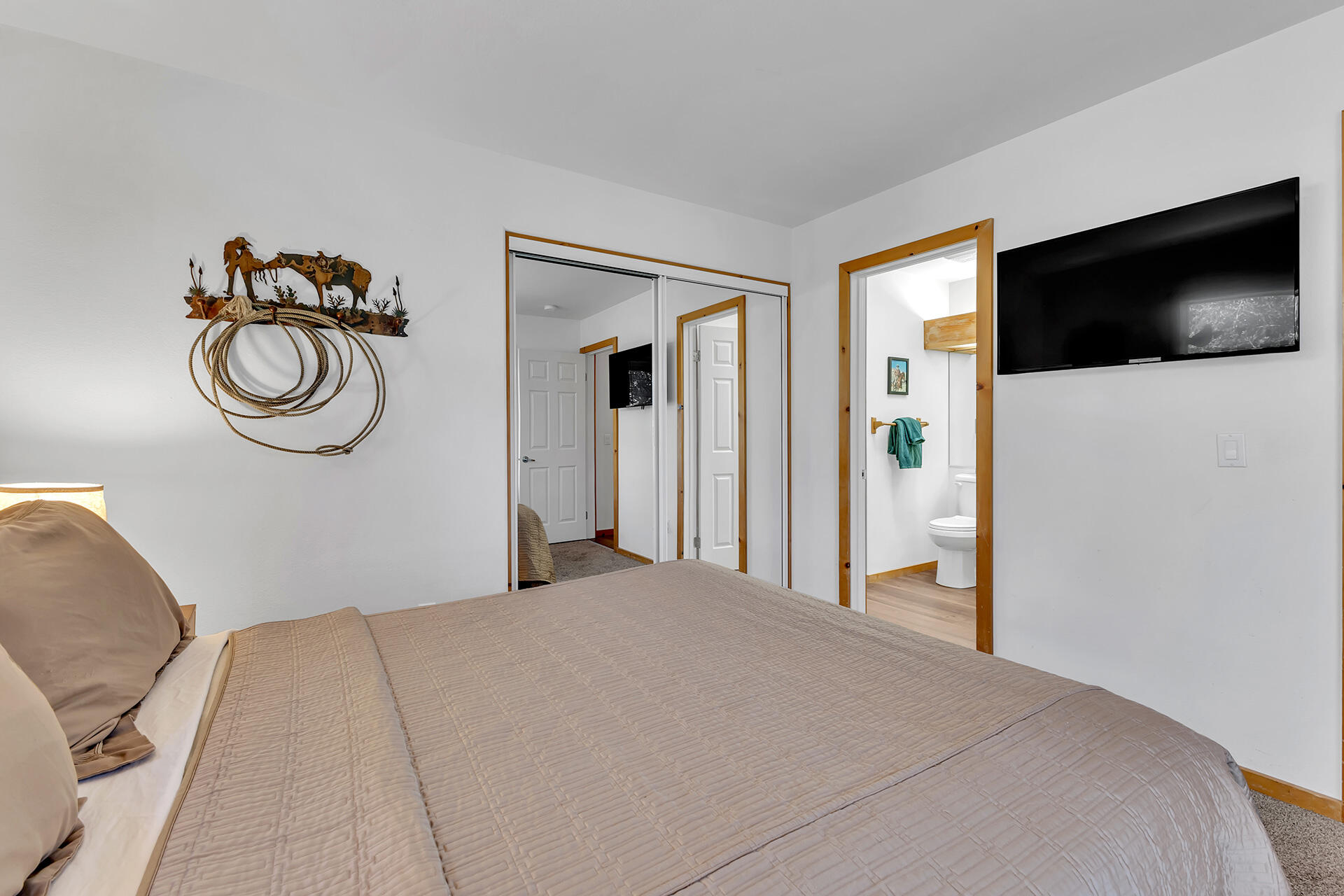 25860 Sunset View Drive Idyllwild, CA 92549 - Photo 26 of 48 Primary Bedroom