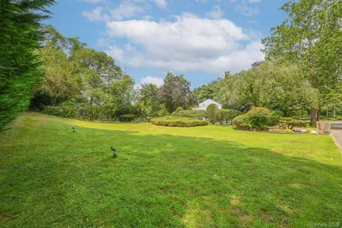 $1,390,000 | 23 Pettit Drive, Dix Hills, NY 11746