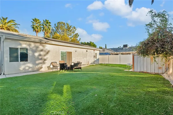 a view of a house with backyard