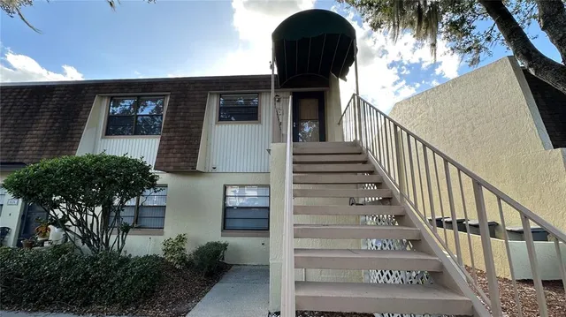 a view of entryway with a front door