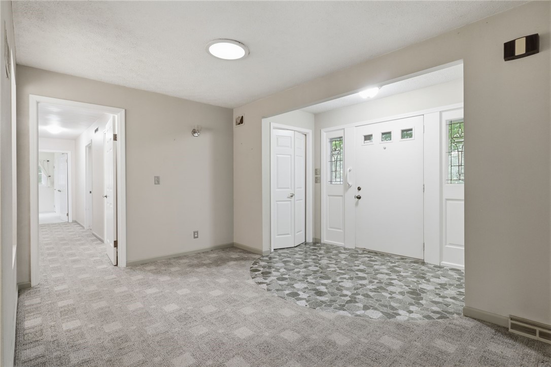 1011 Mile Square Road Mendon, NY 14534 - Photo 4 of 43 Foyer
