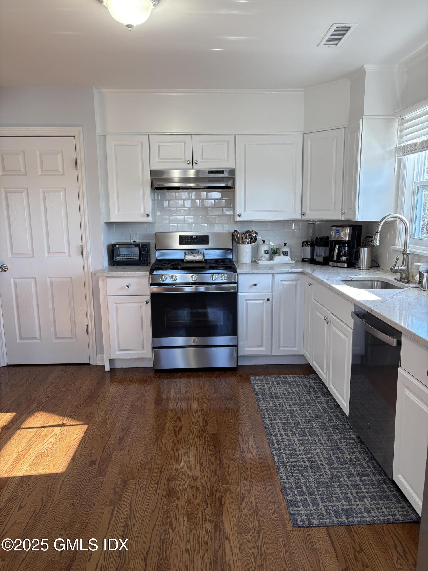 27 High Street, Unit B Greenwich, CT 06830 - Photo 2 of 31 Spacious Kitchen